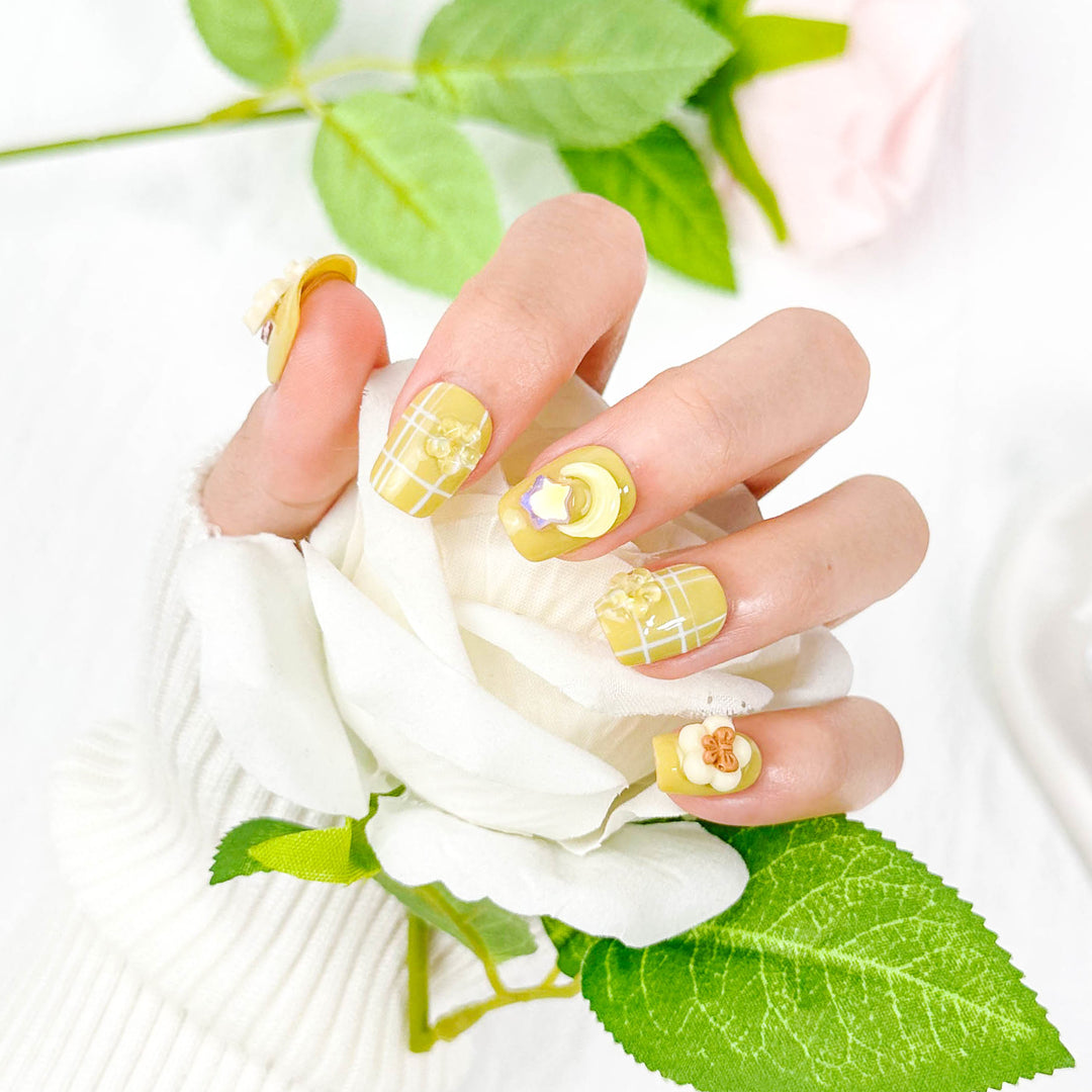 Yellow With Love Moon Diamonds Cute Squoval Short Nails ED-B4361
